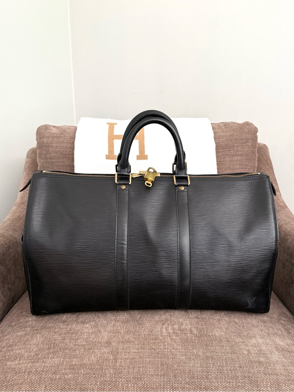 Louis Vuitton authentic Keepall 45 travel Ang black Epi leather unisex